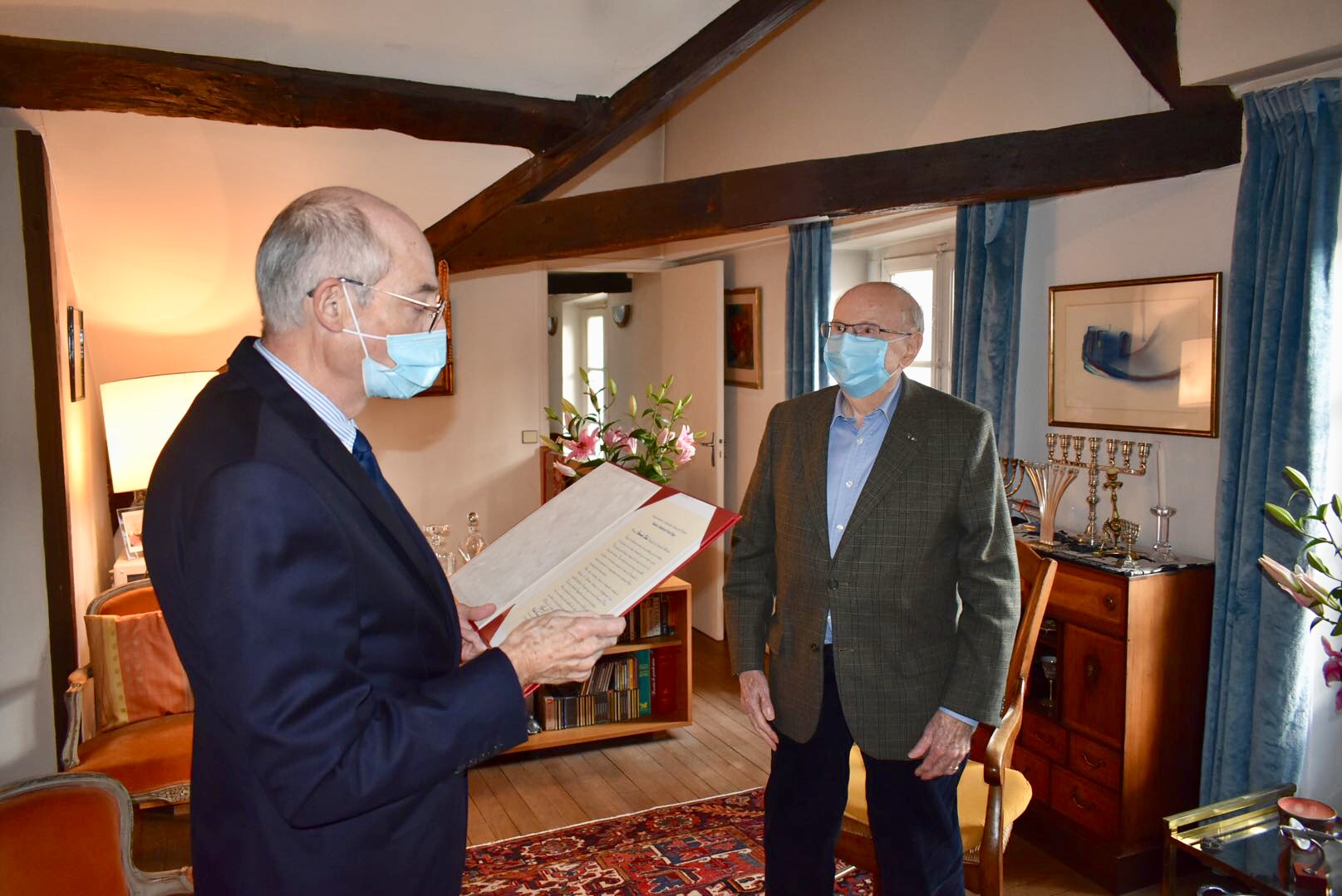 Remise de la médaille de la culture de Victor Hugo à Edmond Lisle