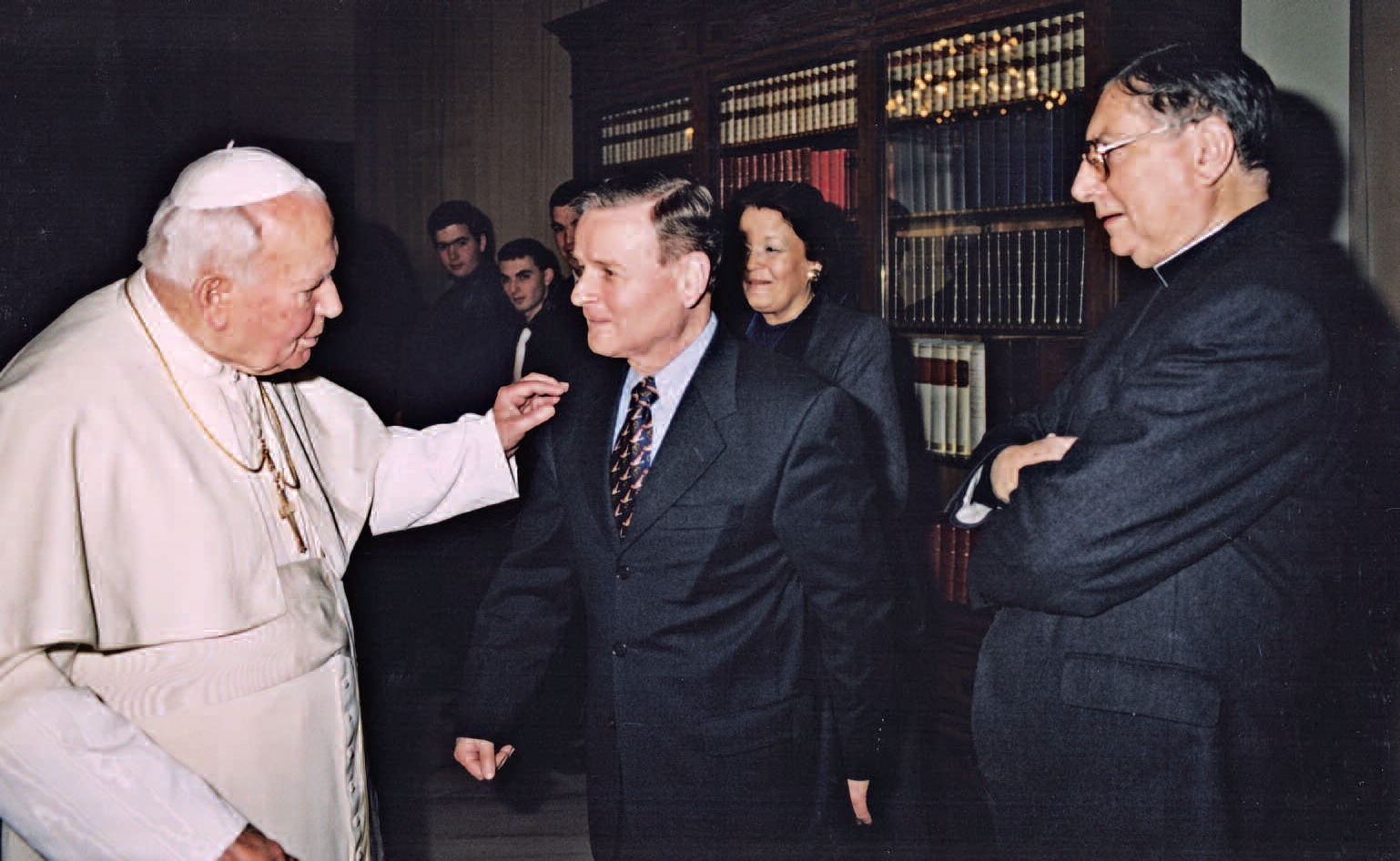 Le pape Jean-Paul II reçoit Gildas Le Bideau, accompagné de Mgr Paul Guiberteau